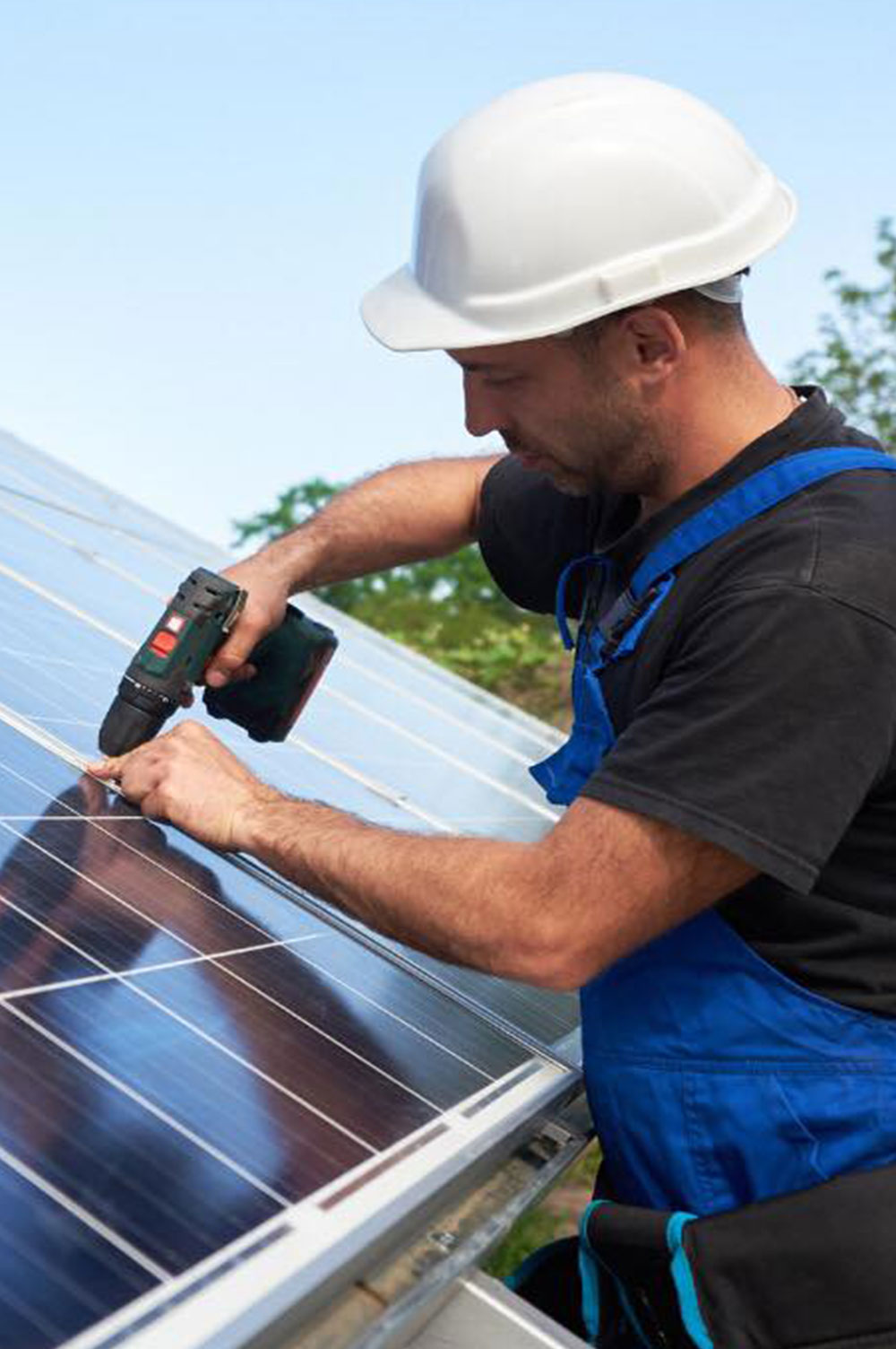 Hombres instalando paneles solares en Tampa